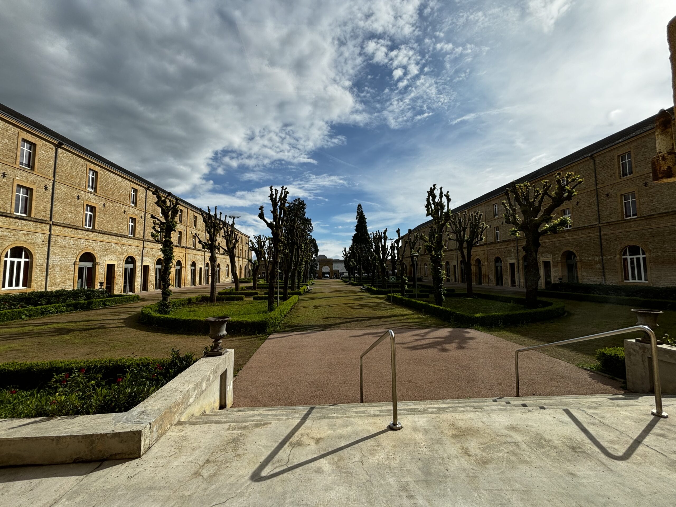 La cour du lycée Chanzy
