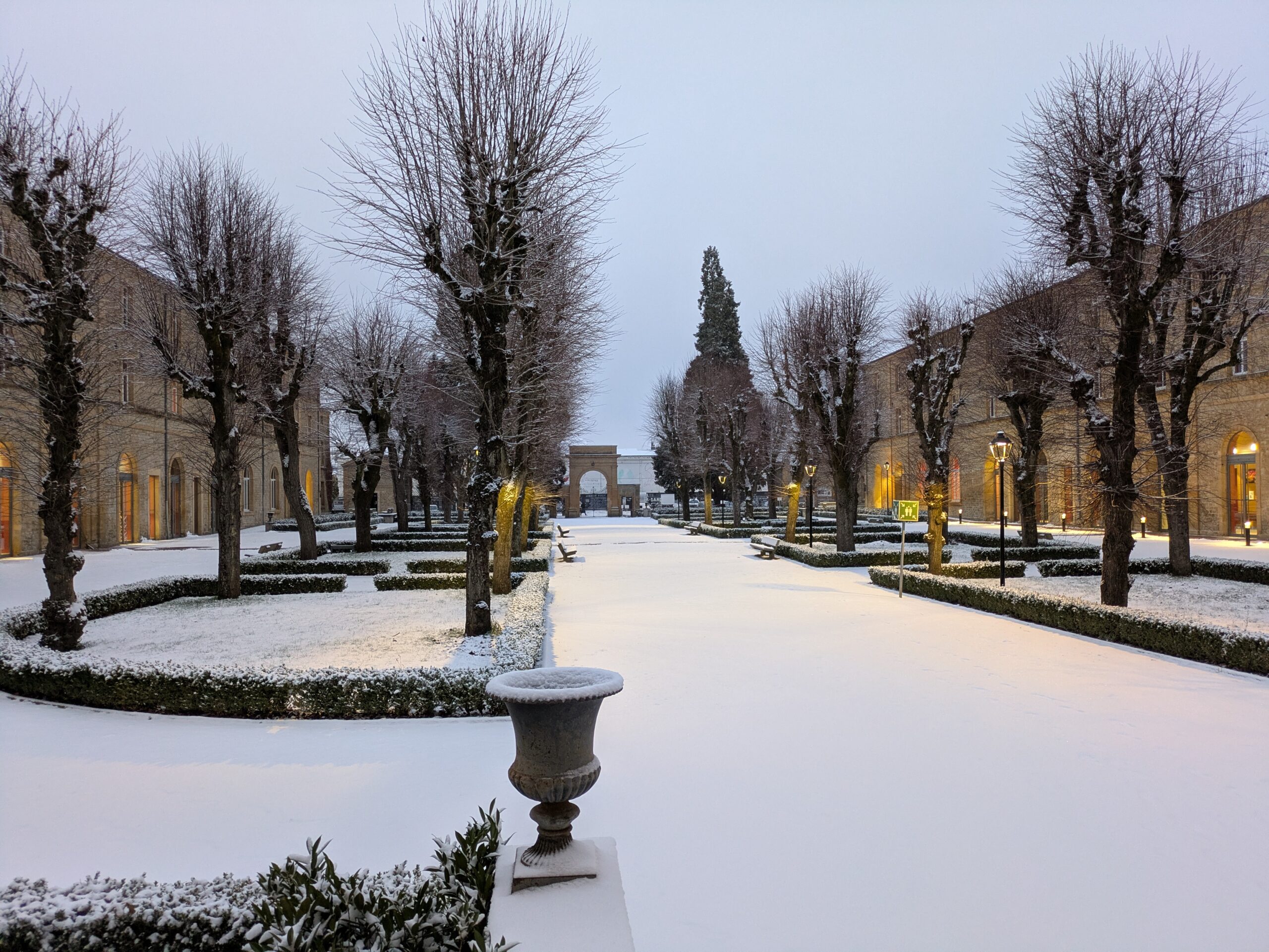 Cour d'honneur du lycée Chanzy sous la neige