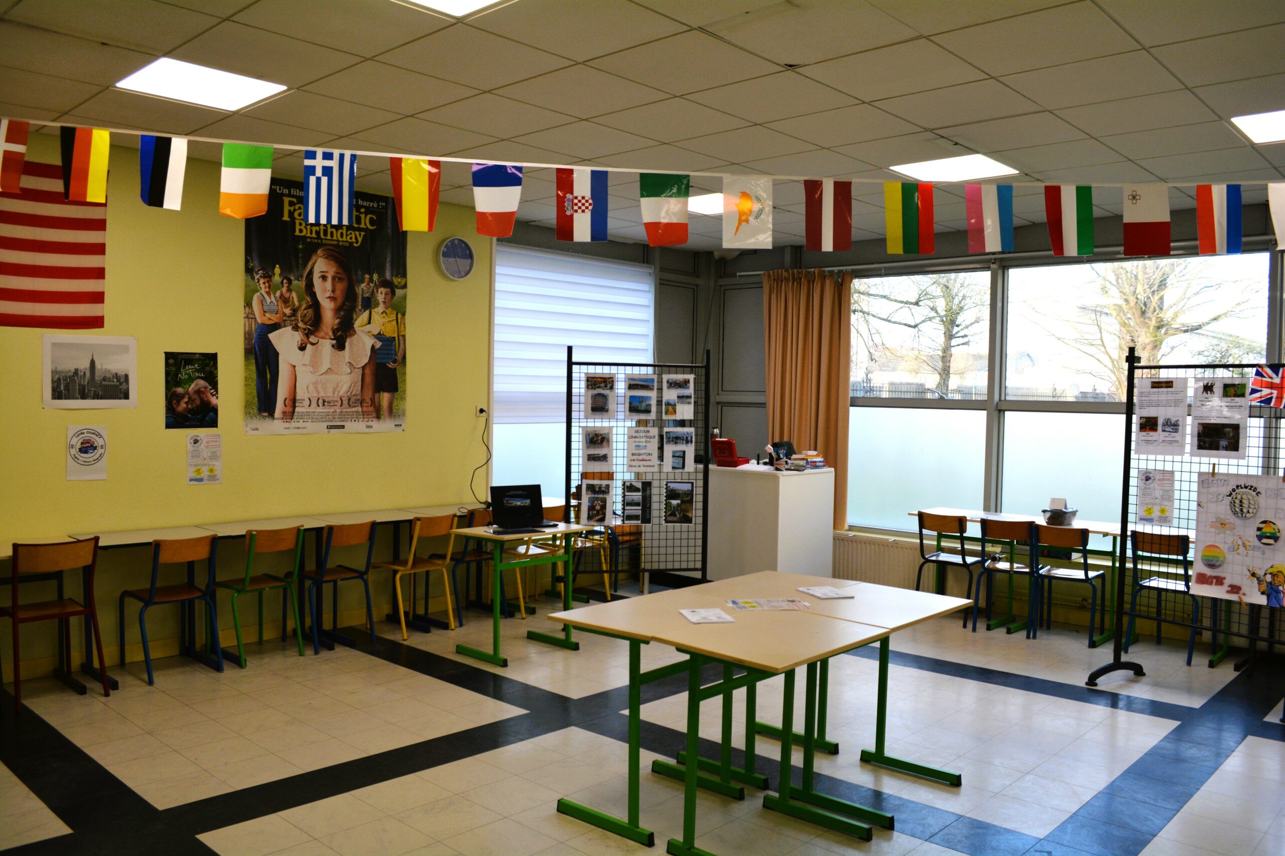 Salle des drapeaux du lycée Chanzy